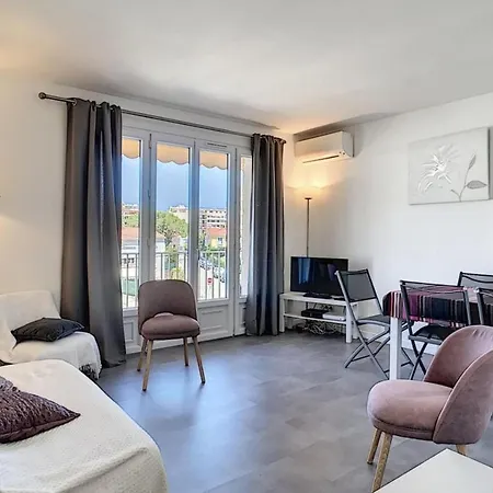 Charming Three-bed Garden 500 M From Beaches In Apartment Antibes