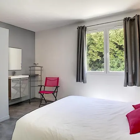 Charming Three-bed Garden 500 M From Beaches In Apartment