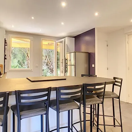Charming Three-bed Garden 500 M From Beaches In *